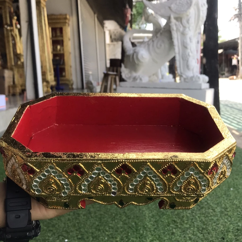 กี๋น้ำชา ไม้แกะสลัก ปิดทอง ประดับกระจก ขนาด 13.5x22x7 cm. ถาดไม้ ถาดอเนกประสงค์ พานรองของไหว้ งานฝีมือ — ของมงคลหมวดฤกษ์และวันมงคล