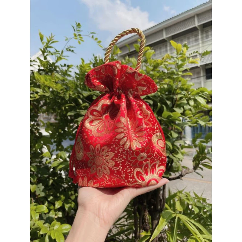 ถุงใส่ส้มสีแดง ทรงกระเป๋าถือ เชือกสีทอง สีมงคลจีน ผ้าไหมจีน ตรุษจีน — ของมงคลหมวดสีมงคล