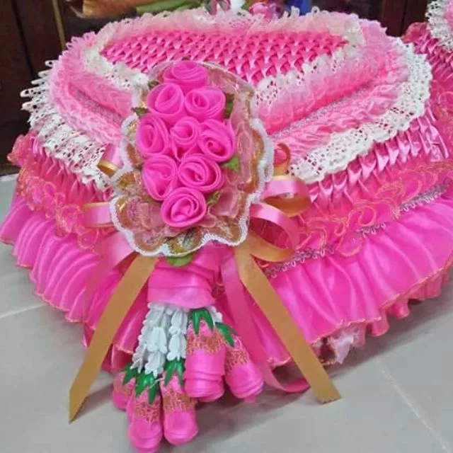 หมอนหัวใจ หมอนมงคล หมอนงานแต่งงาน หมอนรองแขนรับไหว้ หมอนรับไหว้งานแต่ง หมอนหัวใจงานแต่ง ขนาด20นิ้ว คู่ละ1600บาท — ของมงคลหมวดความรักและความสัมพันธ์