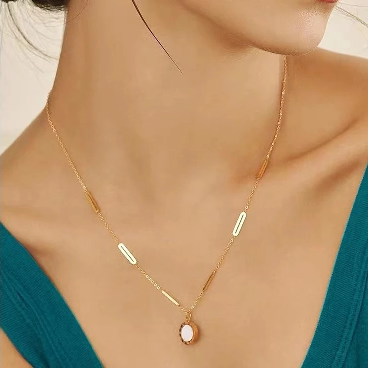 สร้อยคอจี้ตัวเลขโรมัน Minimalist Niche Light Luxury สร้อยคอเหล็กไทเทเนียมสีดําสีขาวสองด้าน Clavicle Chain Royal Sister สไตล์ Classy All-Match Influencer สร้อยคอของขวัญวันเกิดขายส่ง — ของมงคลหมวดเลขมงคล