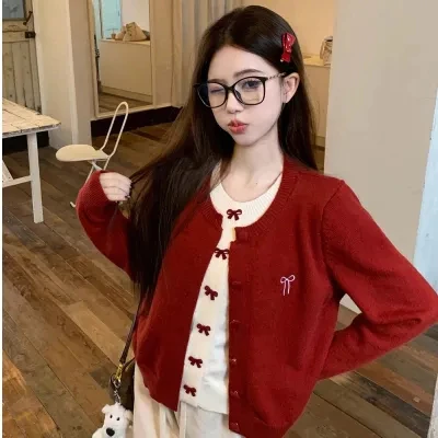NZN คริสต์มาสสีแดงโบว์ถักคาร์ดิแกนผู้หญิงฤดูหนาวใหม่ปลอมสองเดียวเสื้อกันหนาวแขนยาว