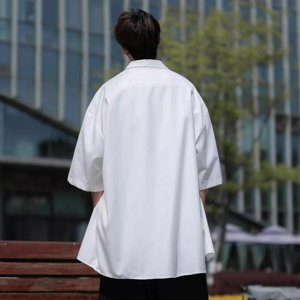Suikone   เสื้อเชิ้ตผู้ชายแขนสั้นแฟชั่นสีทึบใหม่สไตล์เกาหลีเสื้อเชิ้ตผูกเน็คไทยอดนิยมใส่ได้ทั้งชายและหญิง