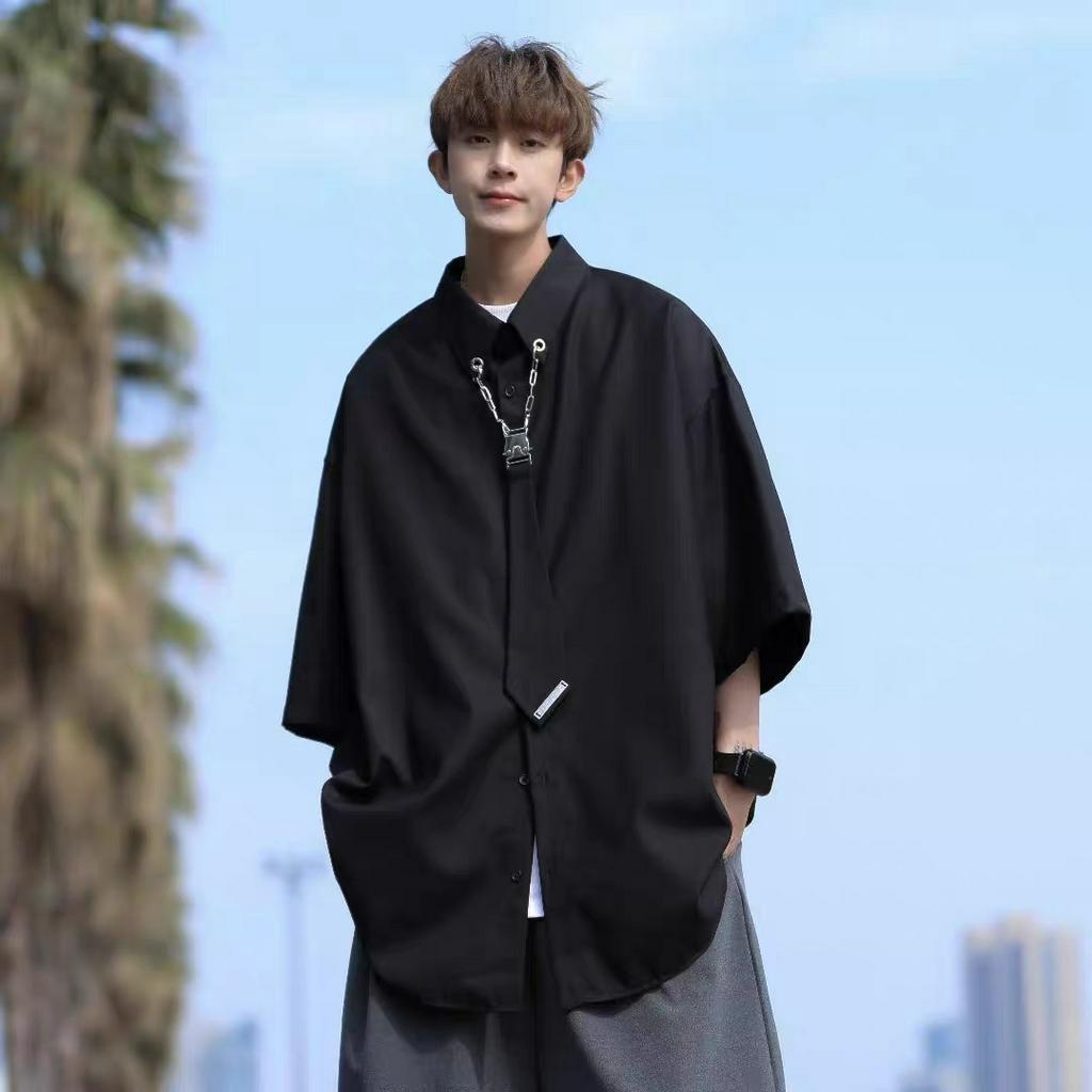 Suikone   เสื้อเชิ้ตผู้ชายแขนสั้นแฟชั่นสีทึบใหม่สไตล์เกาหลีเสื้อเชิ้ตผูกเน็คไทยอดนิยมใส่ได้ทั้งชายและหญิง