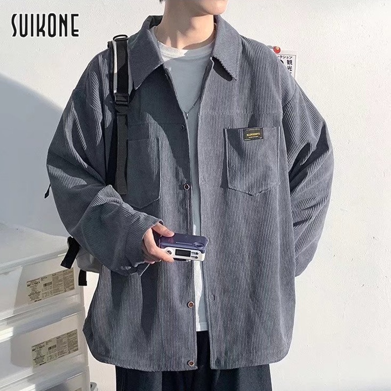 Suikone เสื้อผู้ชาย เสื้อเชิ้ตแขนยาวผู้ชายแฟชั่น 2022 เวอร์ชั่นเกาหลีใหม่แจ็คเก็ตหลวม ins พิมพ์เสื้อเชิ้ตลำลองคุณภาพสูง Cotton