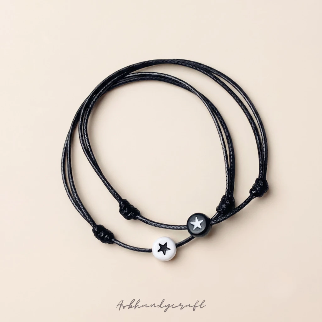 [2ชิ้น/คู่] สร้อยข้อมือคู่รักโมเต้ดาวขาวดํา-เชือกเกาหลีกันน้ําระดับพรีเมียม — ของมงคลหมวดความรักและความสัมพันธ์