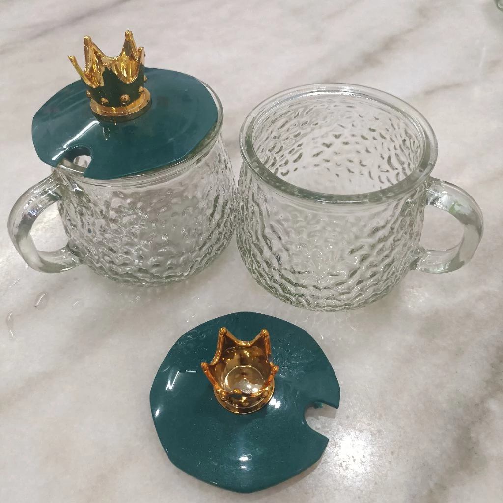 2ชิ้นแก้วแก้วที่มีฝาปิดมงกุฎชุดชากาแฟคู่ถ้วยตกแต่งบนโต๊ะอาหารฟางหลุมบนฝาหรูหราถ้วยแก้วผ่อนคลาย — ของมงคลหมวดไลฟ์สไตล์และของขวัญ