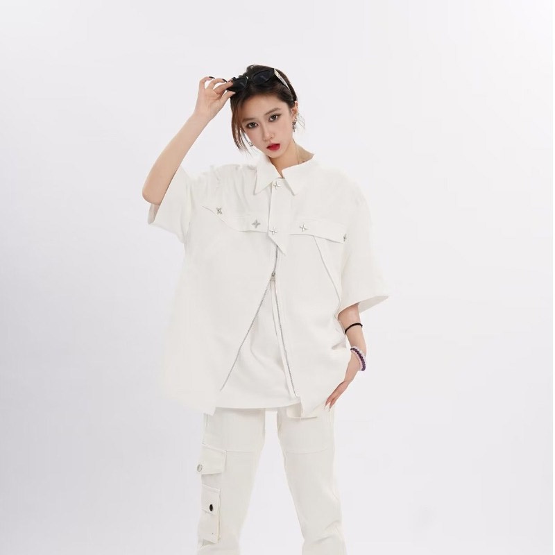 Suikone  เสื้อเชิ้ตผู้ชายแขนสั้นแฟชั่นเรียบง่ายสไตล์ฮาราจูกุซิปเสื้อสีทึบหลวมแขนสั้นด้านบนทั้งชายและหญิงสามารถสวมใส่ได้