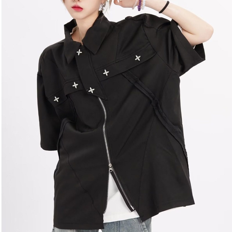 Suikone  เสื้อเชิ้ตผู้ชายแขนสั้นแฟชั่นเรียบง่ายสไตล์ฮาราจูกุซิปเสื้อสีทึบหลวมแขนสั้นด้านบนทั้งชายและหญิงสามารถสวมใส่ได้