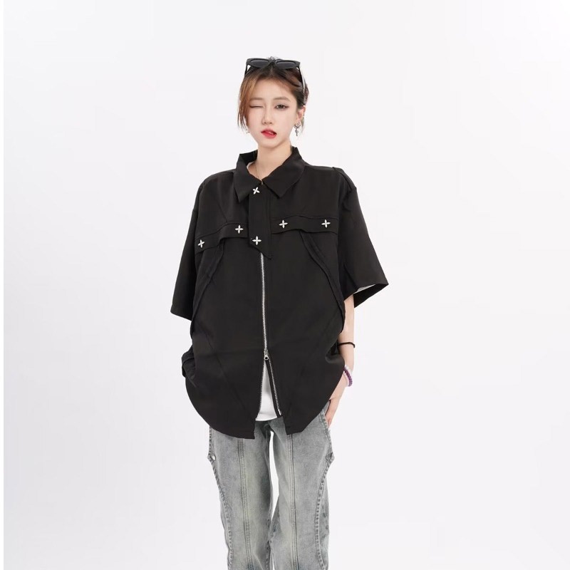Suikone  เสื้อเชิ้ตผู้ชายแขนสั้นแฟชั่นเรียบง่ายสไตล์ฮาราจูกุซิปเสื้อสีทึบหลวมแขนสั้นด้านบนทั้งชายและหญิงสามารถสวมใส่ได้