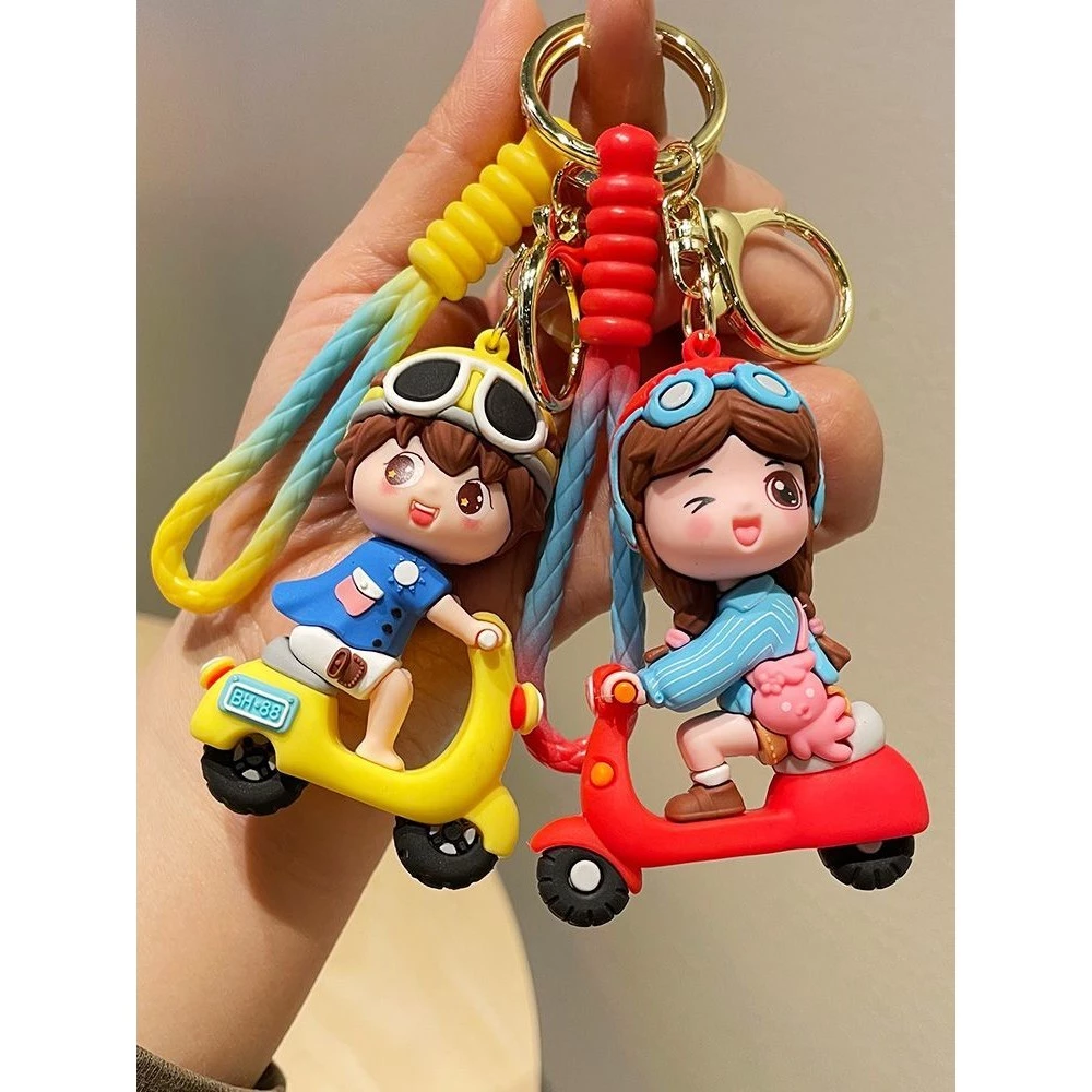 สร้อยกุญแจรถยนต์ไฟฟ้าสร้างสรรค์สำหรับผู้หญิง สร้อยกุญแจคู่น่ารัก จี้กุญแจรถ ตกแต่งกระเป๋าเป้ ของขวัญเล็กๆ น้อยๆ การ์ตูน F9BZ — ของมงคลหมวดความรักและความสัมพันธ์
