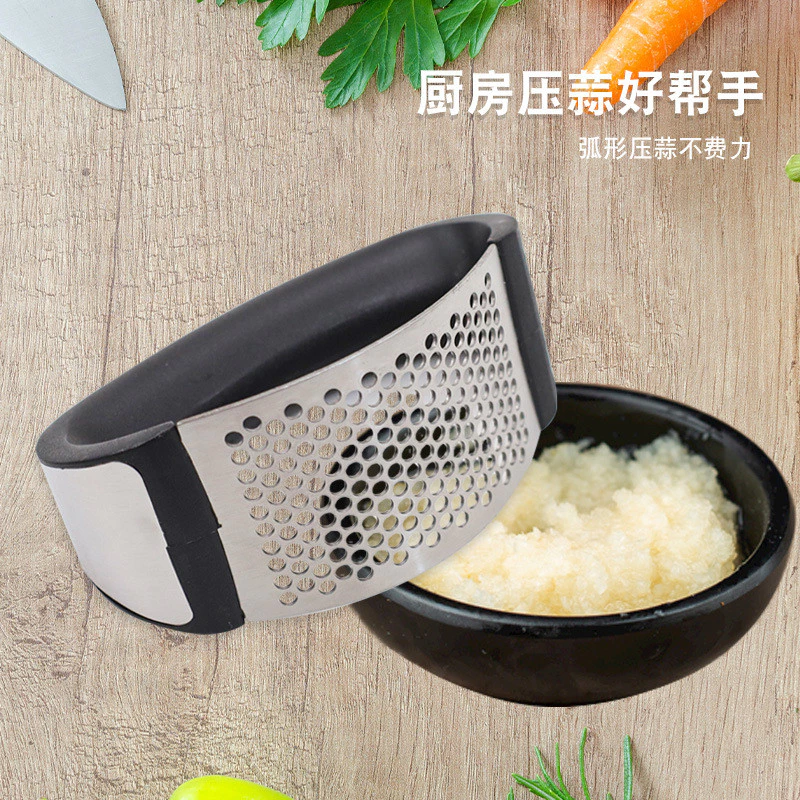 Kitchen Ring-Shaped Garlic Press Household Manual Stainless Steel Garlic Press Good helper for Garlic Pressing In The Kitchen