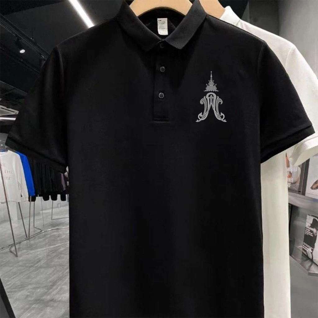 เสื้อโปโลสีดำขาวสไตล์ราชวงศ์ ลวดลายมงคล เหมาะสำหรับงานเลี้ยงและงานเฉลิมฉลองในโอกาสพิเศษ — ของมงคลหมวดสีมงคล