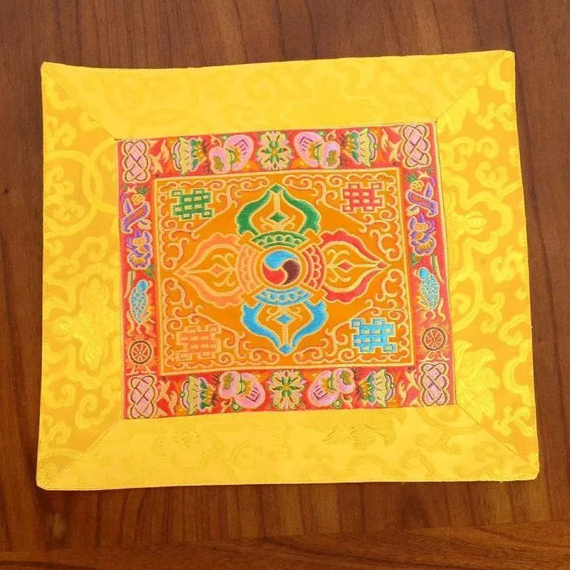 热销中 藏式佛堂供桌垫佛像布垫佛龛加厚桌垫黄色佛案布供佛垫佛案台布 แผ่นรองโต๊ะบูชาวัสดุหนาแบบทิเบตขายดี, ผ้ารองพระพุทธรูป, แผ่นรองโต๊ะบูชาวัสดุหนา, ผ้าบูชาสีเหลือง, แผ่นรองบูชา, ผ้าปูโต๊ะบูชา — ของมงคลหมวดเครื่องรางและวัตถุมงคล