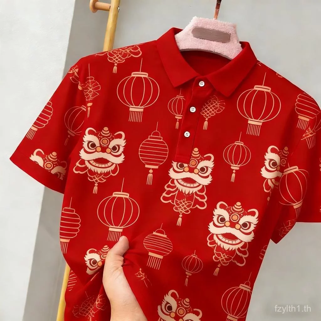 เสื้อโปโลสีแดงแขนสั้น คอปกหลวม พิมพ์หัวสิงโตสีทองอ่อนและเมฆมงคล — ของมงคลหมวดสีมงคล