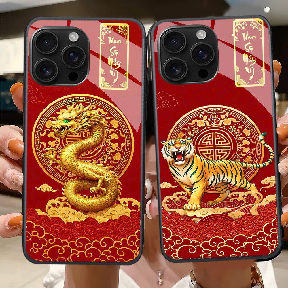 เคสสําหรับ IPHONE 15, 15 PLUS, 15 PRO, 15 PROMAX ออกแบบด้วยสัตว์ 12 ราศีสําหรับ Tet 2026, หลังกระจกนิรภัย, เคส Tet — ของมงคลหมวดราศีและนักษัตร