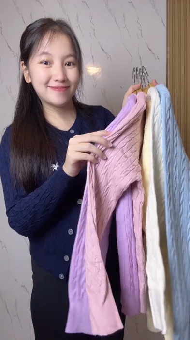 K9416 เสื้อคาร์ดิแกนถักเชือกผู้หญิง ลายเคเบิลน่ารัก มีปักลายม้า แขนยาว คอกลม กระดุมหน้า สไตล์เกาหลี นุ่มใส่สบาย พร้อมส่ง