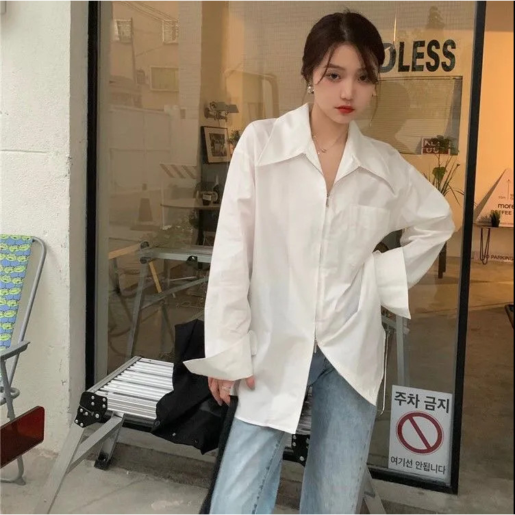 เสื้อเชิ้ตแขนยาวผู้หญิง Oversize เสื้อดีไซน์ใหม่มีซิปและคอปกขนาดใหญ่ เสื้อผ้าแฟชั่นโอเวอร์ไซส์เกาหลี ทรงหลวม ยาวปานกลาง
