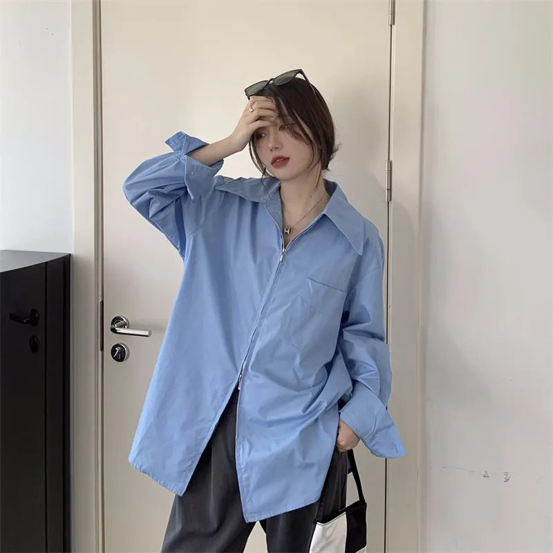 เสื้อเชิ้ตแขนยาวผู้หญิง Oversize เสื้อดีไซน์ใหม่มีซิปและคอปกขนาดใหญ่ เสื้อผ้าแฟชั่นโอเวอร์ไซส์เกาหลี ทรงหลวม ยาวปานกลาง