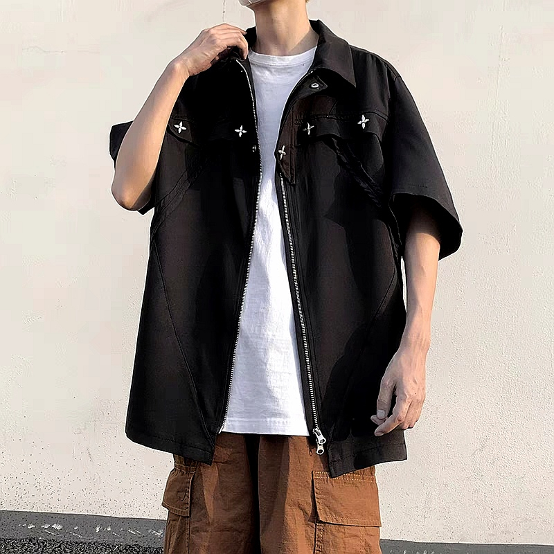 Suikone  เสื้อเชิ้ตผู้ชายแขนสั้นแฟชั่นเรียบง่ายสไตล์ฮาราจูกุซิปเสื้อสีทึบหลวมแขนสั้นด้านบนทั้งชายและหญิงสามารถสวมใส่ได้