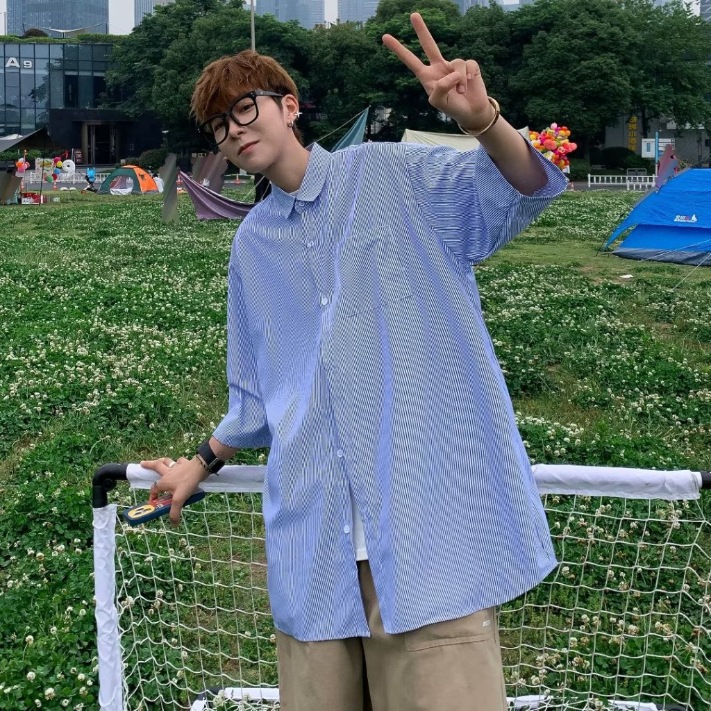 MMAC408 เสื้อเชิ้ตลายทางผู้ชาย แขนสั้นไหล่ตก oversize เสื้อสไตล์สตรีทเกาหลีฤดูร้อน ผ้านิ่ม คอปก MXXL สีฟ้า