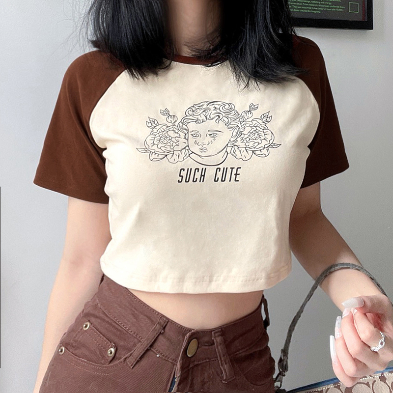 VKMonday สินค้าแนะนำ เสื้อผ้าแฟชั่นผู้หญิง2022 เสื้อครอปสไตล์เกาหลีดีเทลพิมพ์ลายสวย ๆ ตัวเสื้อและแขนคนละสี  แฟชั่นหน้า