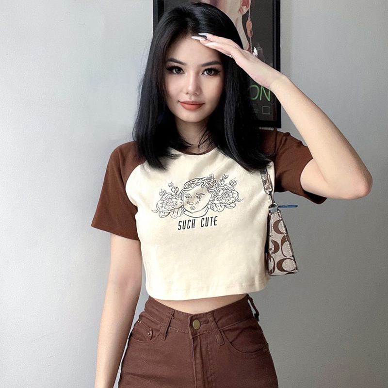 VKMonday สินค้าแนะนำ เสื้อผ้าแฟชั่นผู้หญิง2022 เสื้อครอปสไตล์เกาหลีดีเทลพิมพ์ลายสวย ๆ ตัวเสื้อและแขนคนละสี  แฟชั่นหน้า