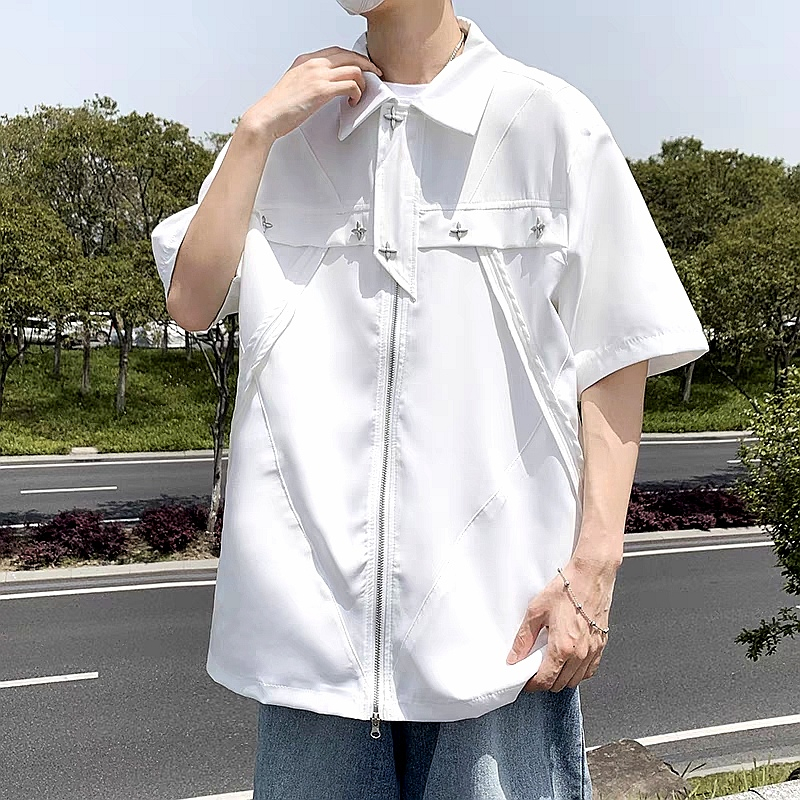 Suikone  เสื้อเชิ้ตผู้ชายแขนสั้นแฟชั่นเรียบง่ายสไตล์ฮาราจูกุซิปเสื้อสีทึบหลวมแขนสั้นด้านบนทั้งชายและหญิงสามารถสวมใส่ได้