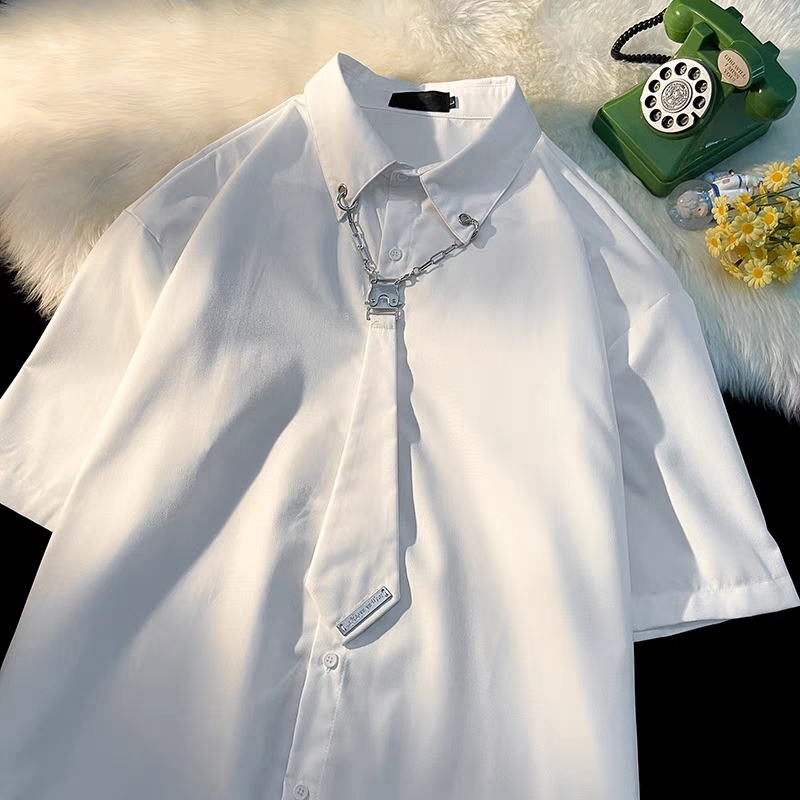 Suikone   เสื้อเชิ้ตผู้ชายแขนสั้นแฟชั่นสีทึบใหม่สไตล์เกาหลีเสื้อเชิ้ตผูกเน็คไทยอดนิยมใส่ได้ทั้งชายและหญิง