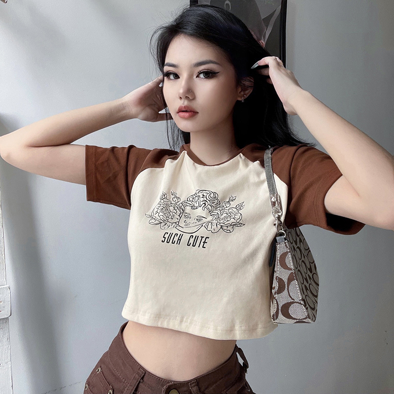 VKMonday สินค้าแนะนำ เสื้อผ้าแฟชั่นผู้หญิง2022 เสื้อครอปสไตล์เกาหลีดีเทลพิมพ์ลายสวย ๆ ตัวเสื้อและแขนคนละสี  แฟชั่นหน้า