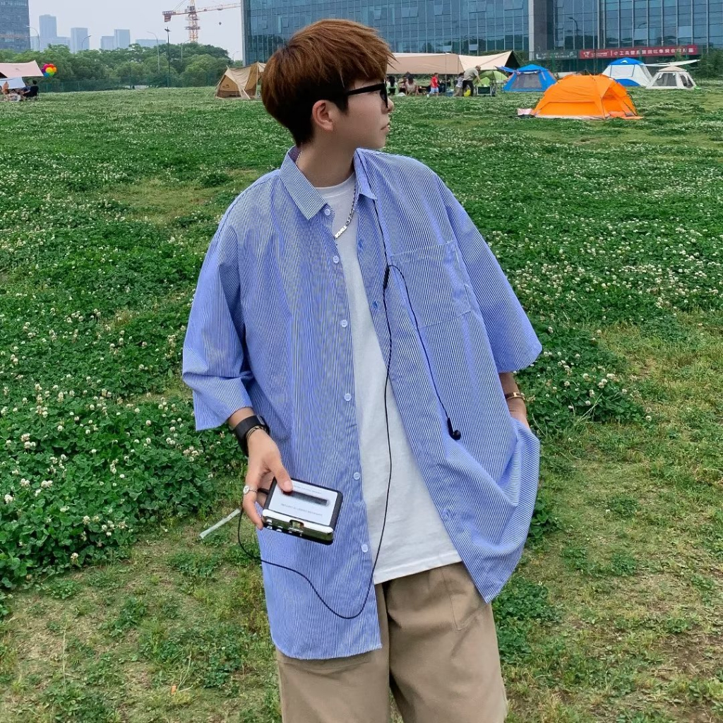 MMAC408 เสื้อเชิ้ตลายทางผู้ชาย แขนสั้นไหล่ตก oversize เสื้อสไตล์สตรีทเกาหลีฤดูร้อน ผ้านิ่ม คอปก MXXL สีฟ้า