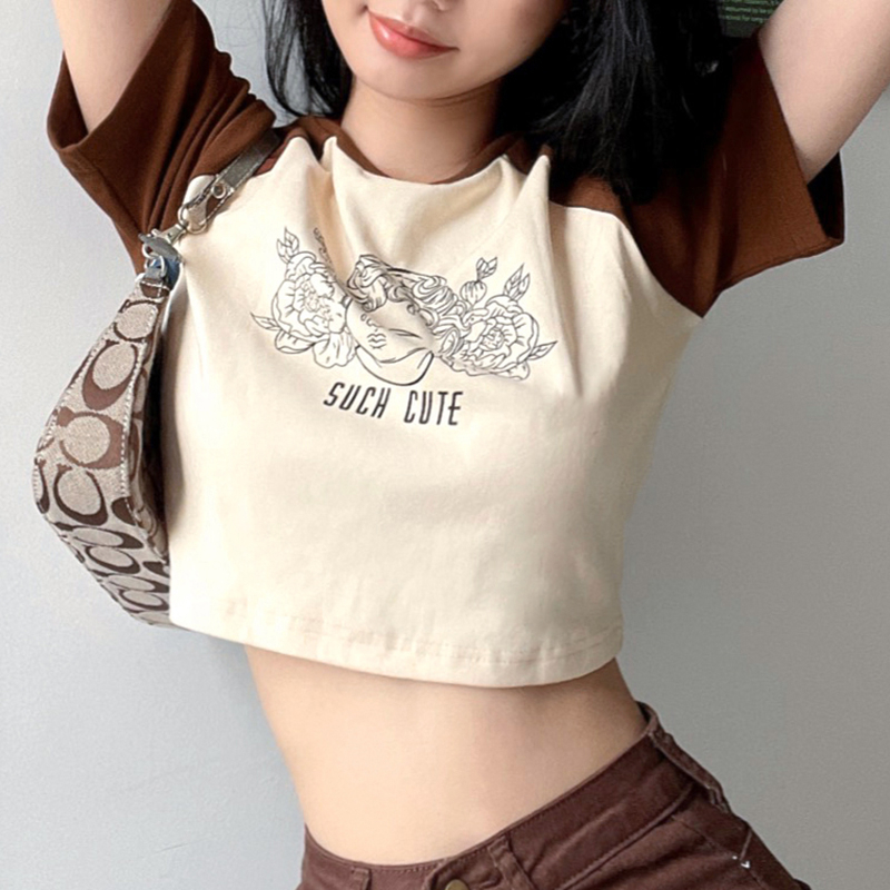 VKMonday สินค้าแนะนำ เสื้อผ้าแฟชั่นผู้หญิง2022 เสื้อครอปสไตล์เกาหลีดีเทลพิมพ์ลายสวย ๆ ตัวเสื้อและแขนคนละสี  แฟชั่นหน้า