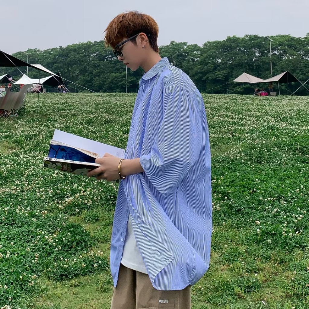 MMAC408 เสื้อเชิ้ตลายทางผู้ชาย แขนสั้นไหล่ตก oversize เสื้อสไตล์สตรีทเกาหลีฤดูร้อน ผ้านิ่ม คอปก MXXL สีฟ้า