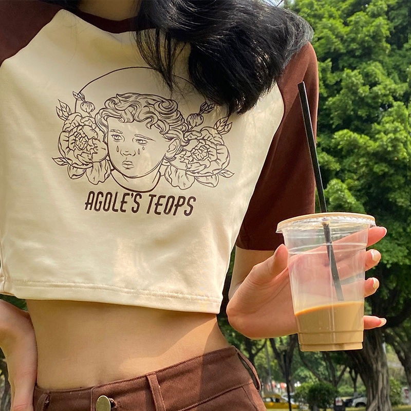 VKMonday สินค้าแนะนำ เสื้อผ้าแฟชั่นผู้หญิง2022 เสื้อครอปสไตล์เกาหลีดีเทลพิมพ์ลายสวย ๆ ตัวเสื้อและแขนคนละสี  แฟชั่นหน้า
