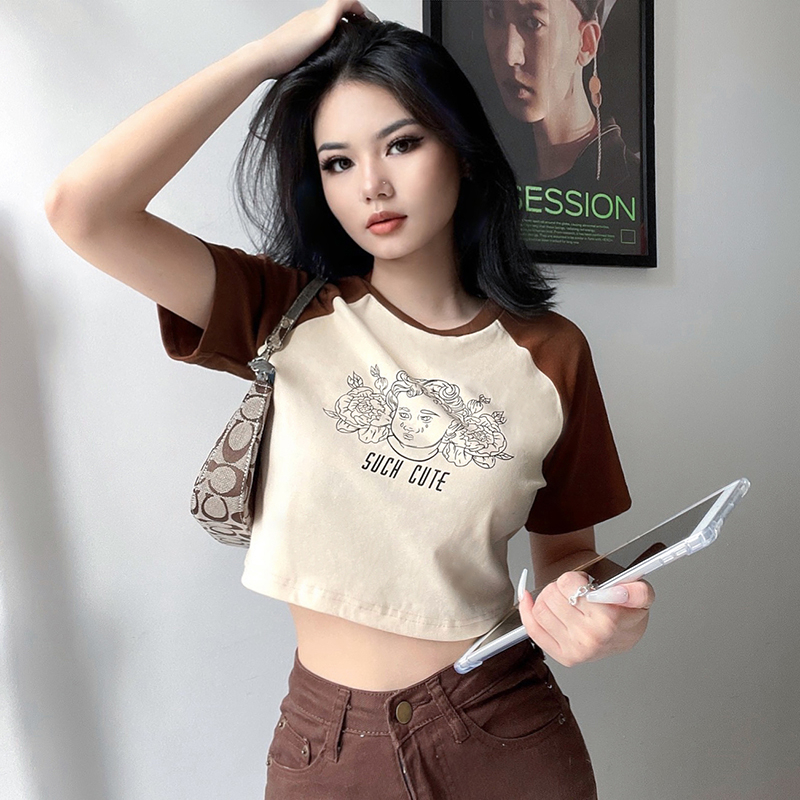 VKMonday สินค้าแนะนำ เสื้อผ้าแฟชั่นผู้หญิง2022 เสื้อครอปสไตล์เกาหลีดีเทลพิมพ์ลายสวย ๆ ตัวเสื้อและแขนคนละสี  แฟชั่นหน้า