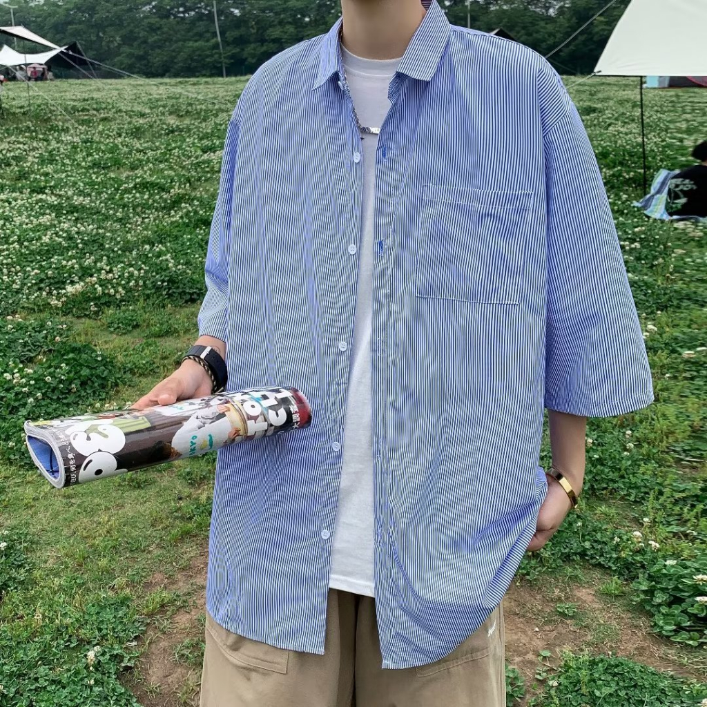 MMAC408 เสื้อเชิ้ตลายทางผู้ชาย แขนสั้นไหล่ตก oversize เสื้อสไตล์สตรีทเกาหลีฤดูร้อน ผ้านิ่ม คอปก MXXL สีฟ้า