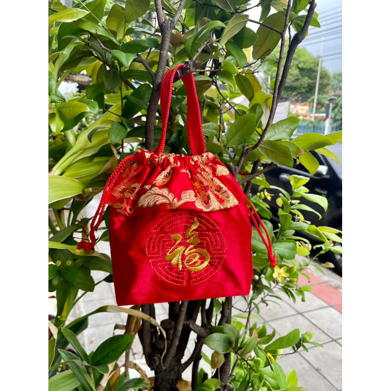 ถุงสีแดงใส่ส้มตรุษจีน ลายมงคลจีน ผ้ากำมะหยี่ มีระบาย ทรงกระเป๋าถือ — ของมงคลหมวดสีมงคล