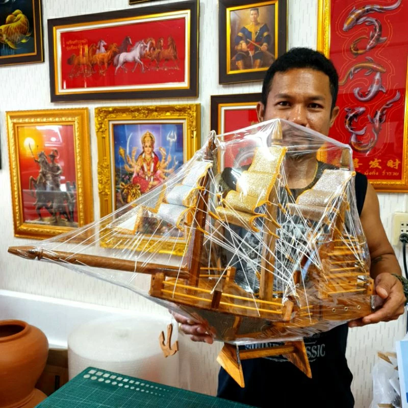 เรือ ไซส์ L เรือไม้สีทอง เรือไม้ตั้งโต๊ะ เรือมงคล เรือไม้เสริมฮวงจุ้ย เรือสำเภา เรือสำเภาจีน เรือไม้ เรือไม้มงคล เรือสวย — ของมงคลหมวดการเงินและโชคลาภ