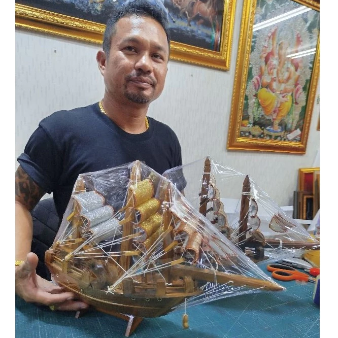 เรือ ไซส์ S เรือสีทอง เรือไม้ตั้งโต๊ะ เรือมงคล เรือไม้เสริมฮวงจุ้ย เรือสำเภา เรือสำเภาจีน เรือไม้ เรือไม้มงคล เรือสวย — ของมงคลหมวดการเงินและโชคลาภ
