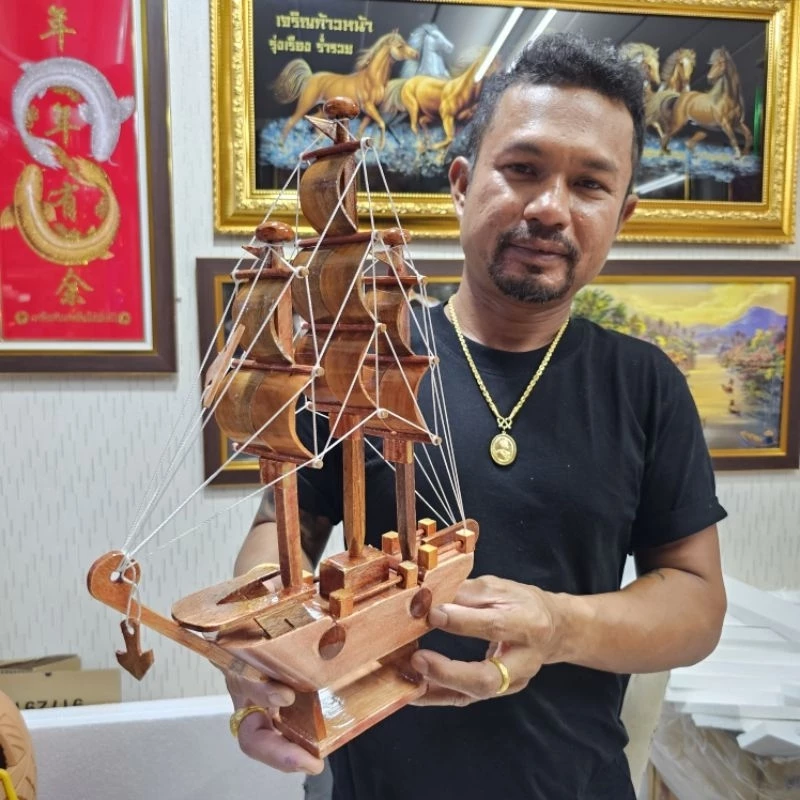 เรือ เรือสำเภาจีน เรือไม้สักทอง เรือสำเภา เรือเสริมฮวงจุ้ย ค้าขายร่ำรวย งานราบรื่น เรียกทรัพย์ ขนเงิน ทอง เข้าบ้าน — ของมงคลหมวดการเงินและโชคลาภ