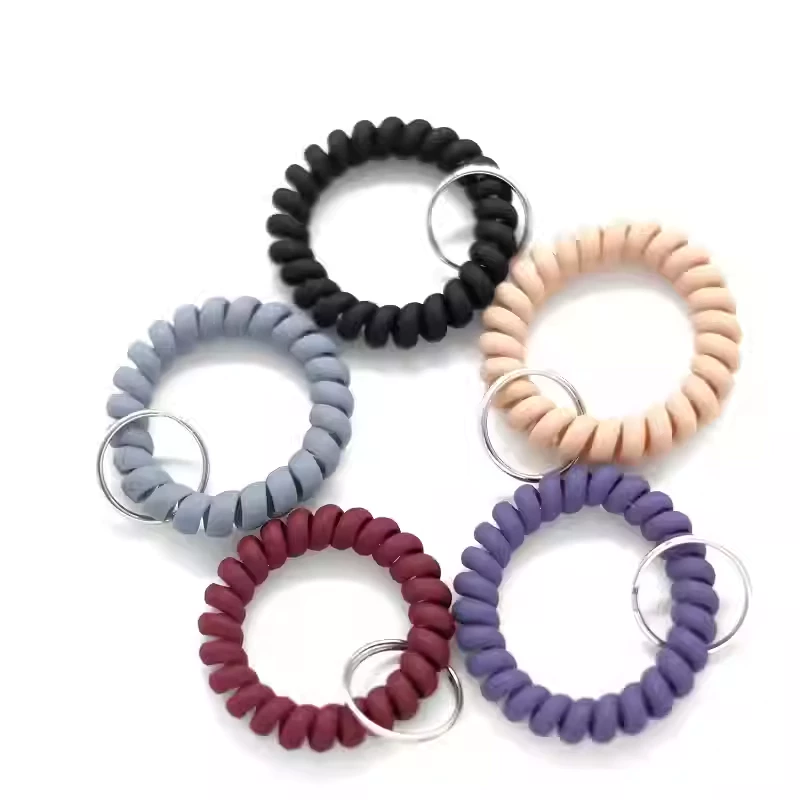 สร้อยข้อมือกุญแจแบบยืดหยุ่นสำหรับว่ายน้ำ สร้อยข้อมือกุญแจแบบป้องกันการสูญหาย ของขวัญสร้างสรรค์ รุ่นคู่ วัสดุพลาสติก สีแม — ของมงคลหมวดความรักและความสัมพันธ์