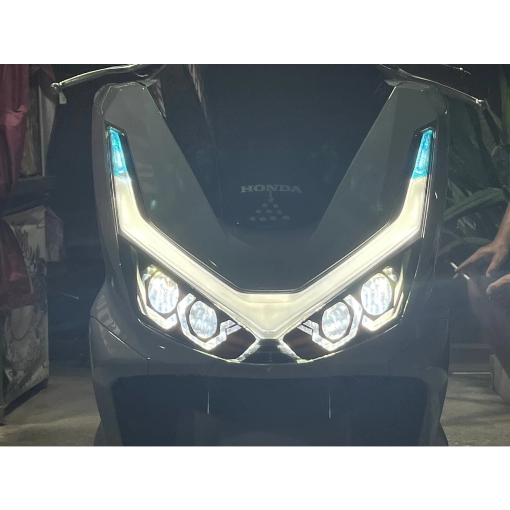 PCX 160 2025 03ฟิล์มแต่งไฟหน้า 2 ชั้นฟิล์มกันรอยเกรดพรีเมี่ยมแบบ3ชั้น+1 โดดเด่นไม่ซ้ำใคร ติดตั้งง่าย