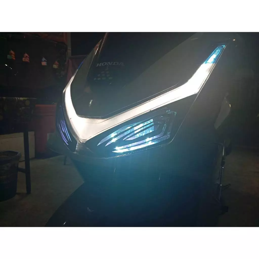 PCX160 SKYLIGHT 02 ฟิล์มแต่งไฟหน้า 2ชั้น ฟิล์มกันรอยเกรดพรีเมี่ยมสวยๆป้องกันและลบรอยขีดข่วนไม่ซีดจาง