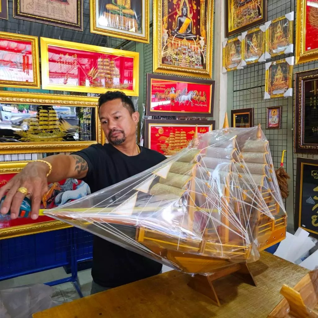 เรือสำเภาใหญ่ 1 เมตร เรือสำเภา ตั้งโต๊ะ ขนเงิน ขนทอง ขนทรัพย์เข้าบ้าน เรือตั้งโต๊ะ เรือไม้ เรือเสริมฮวงจุ้ย เรือเศรษฐี — ของมงคลหมวดการเงินและโชคลาภ