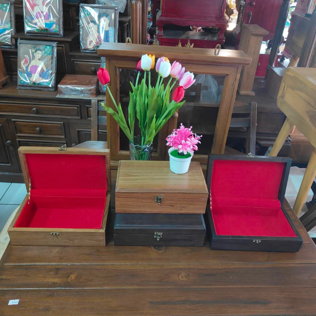Jewelry Box กล่องไม้สัก กล่องไม้บุกำมะหยี่สีแดง กล่องใส่เครื่องประดับ กล่องไม้สักใส่พระ ส่งเร็ว ราคาถูก — ของมงคลหมวดเครื่องรางและวัตถุมงคล