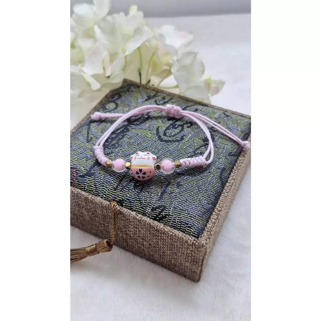 สร้อยข้อมือเชือกรูด แมวกวัก 招财猫 สีชมพู / สีดำ / สีม่วง เสริมโชคลาภ ค้าขายดี เครื่องประดับมงคลผู้หญิง — ของมงคลหมวดสีมงคล