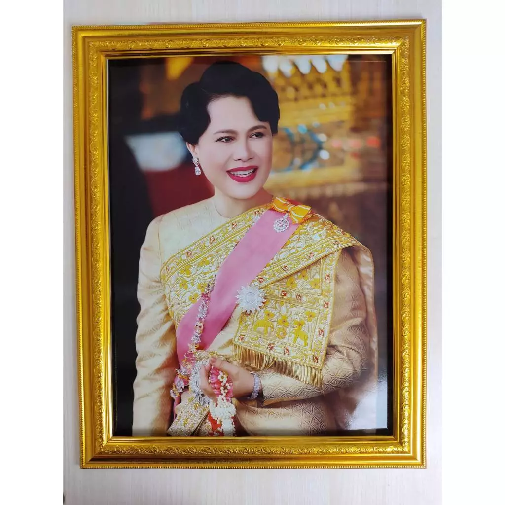 ร้านภาพมงคล888 กรอบรูปภาพ พระพันปีหลวง พระราชินีในรัชกาลที่9กรอบรูปภาพมงคล รูปภาพมงคล ภาพพร้อมกรอบ ขนาด18×23นิ้ว — ของมงคลหมวดเครื่องรางและวัตถุมงคล