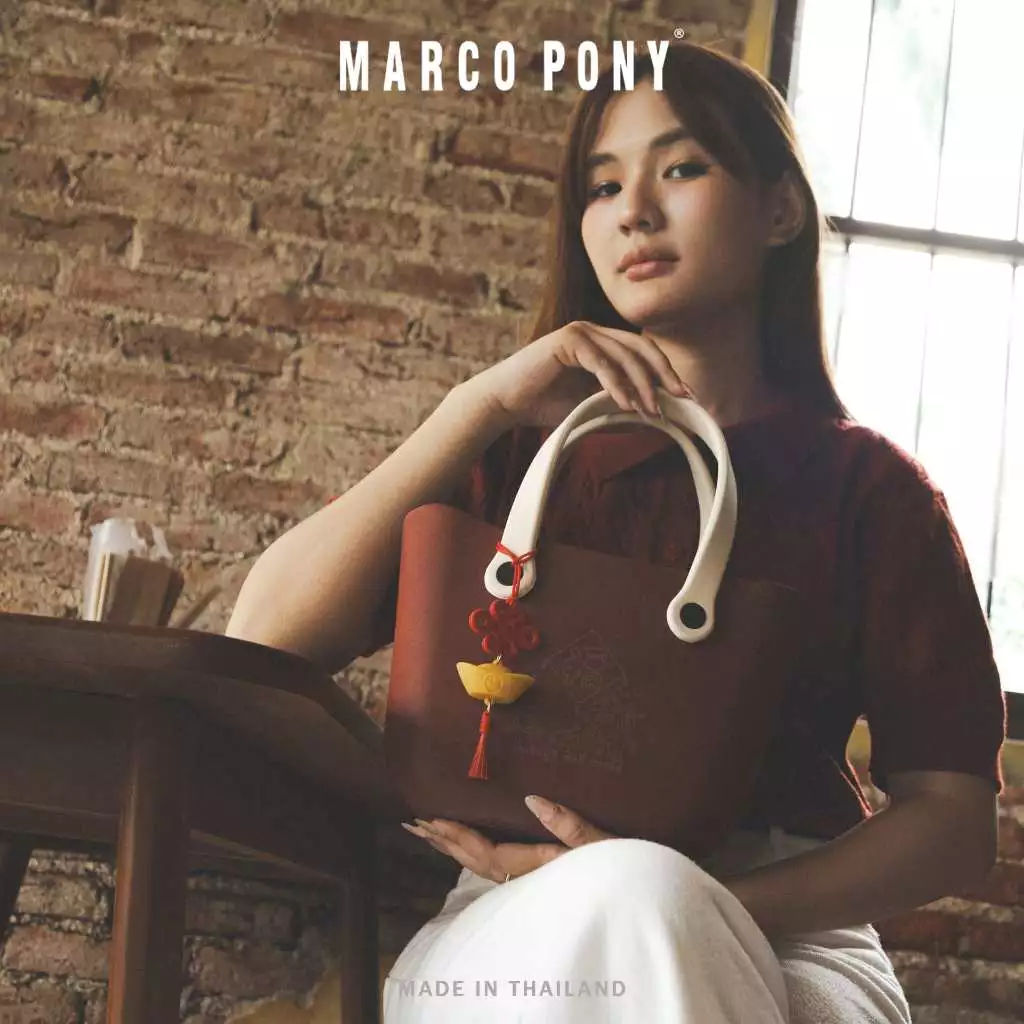 Marco Pony กระเป๋าแบบถือ EVA รุ่น BP1002 พิเศษตรุษจีน ดีไซน์ม้ามงคล สีแดงเหนี่ยวทรัพย์ รับโชคตลอดปี — ของมงคลหมวดสีมงคล