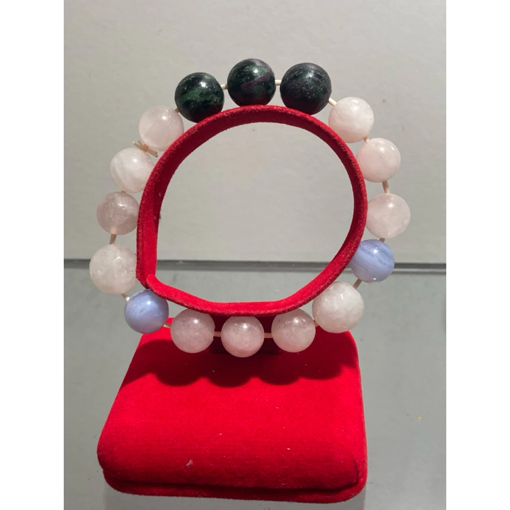 สร้อยข้อมือ หิน (รูบี้ ซอยไซต์+โรสควอตซ์+มูนสโตน+บลูเลซอาเกต) พร้อมส่ง — ของมงคลหมวดความรักและความสัมพันธ์